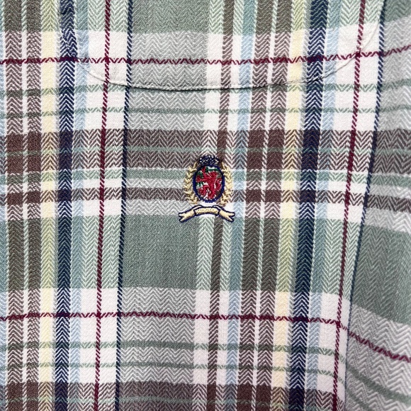 |•TOMMY HILFIGER•| Plaid Flannel Shirt Size Medium - Picture 3 of 9